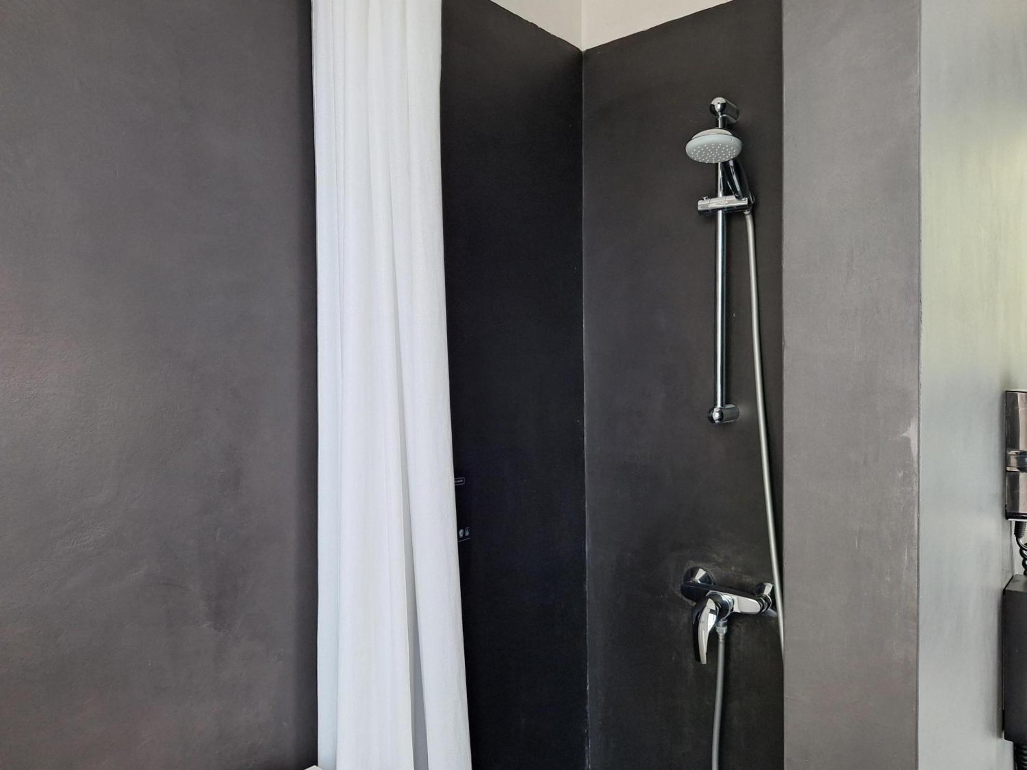 Hotel St James Монс Екстериор снимка