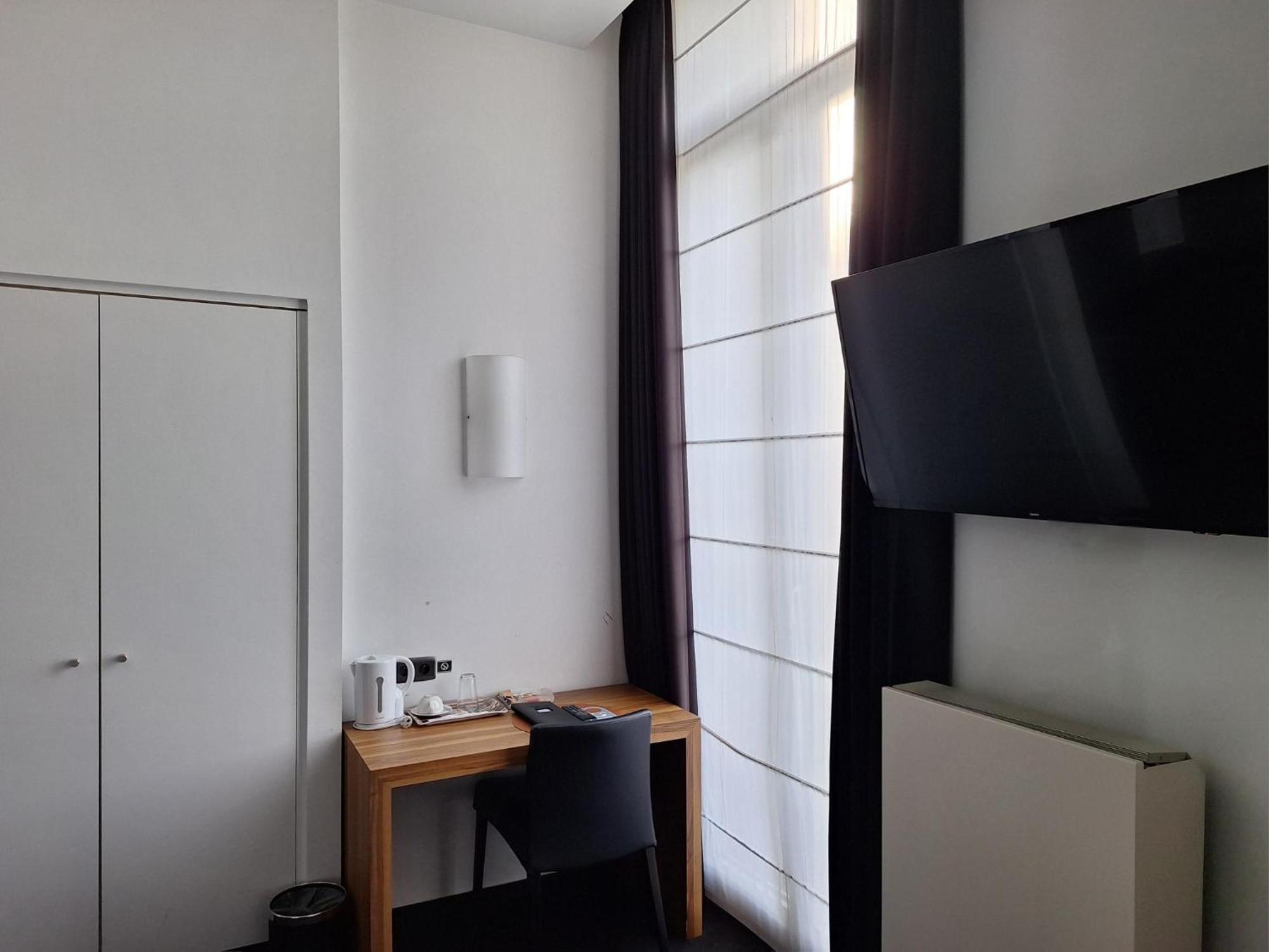 Hotel St James Монс Екстериор снимка