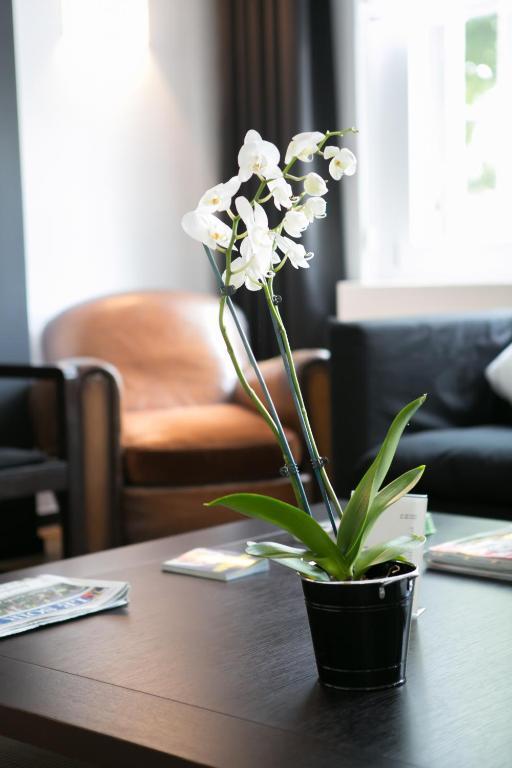 Hotel St James Монс Екстериор снимка