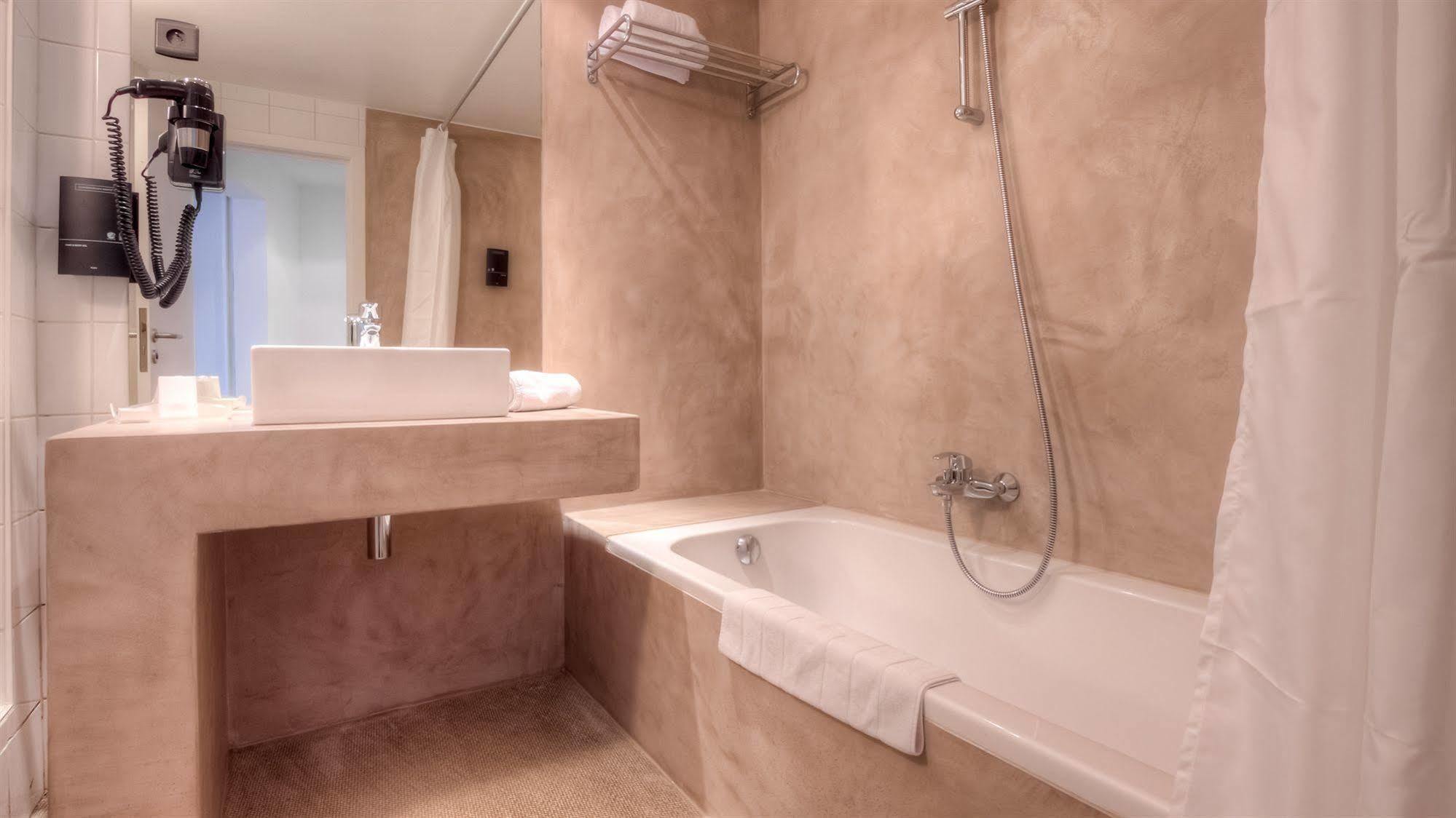 Hotel St James Монс Екстериор снимка