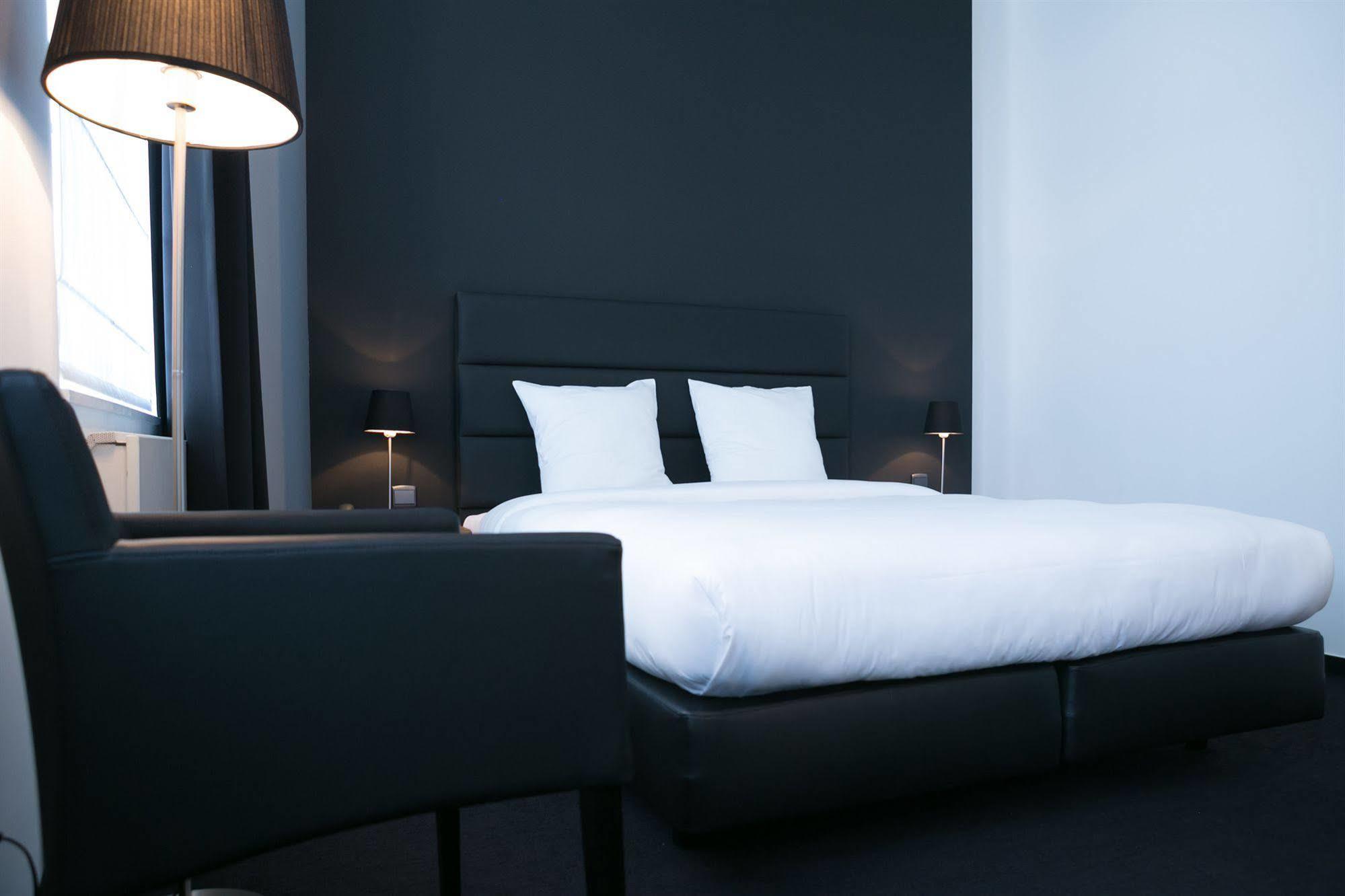 Hotel St James Монс Екстериор снимка