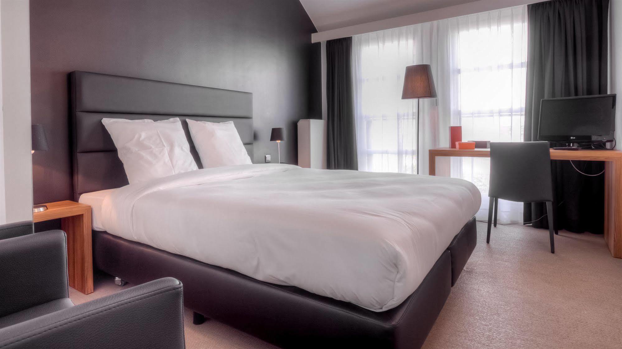 Hotel St James Монс Екстериор снимка