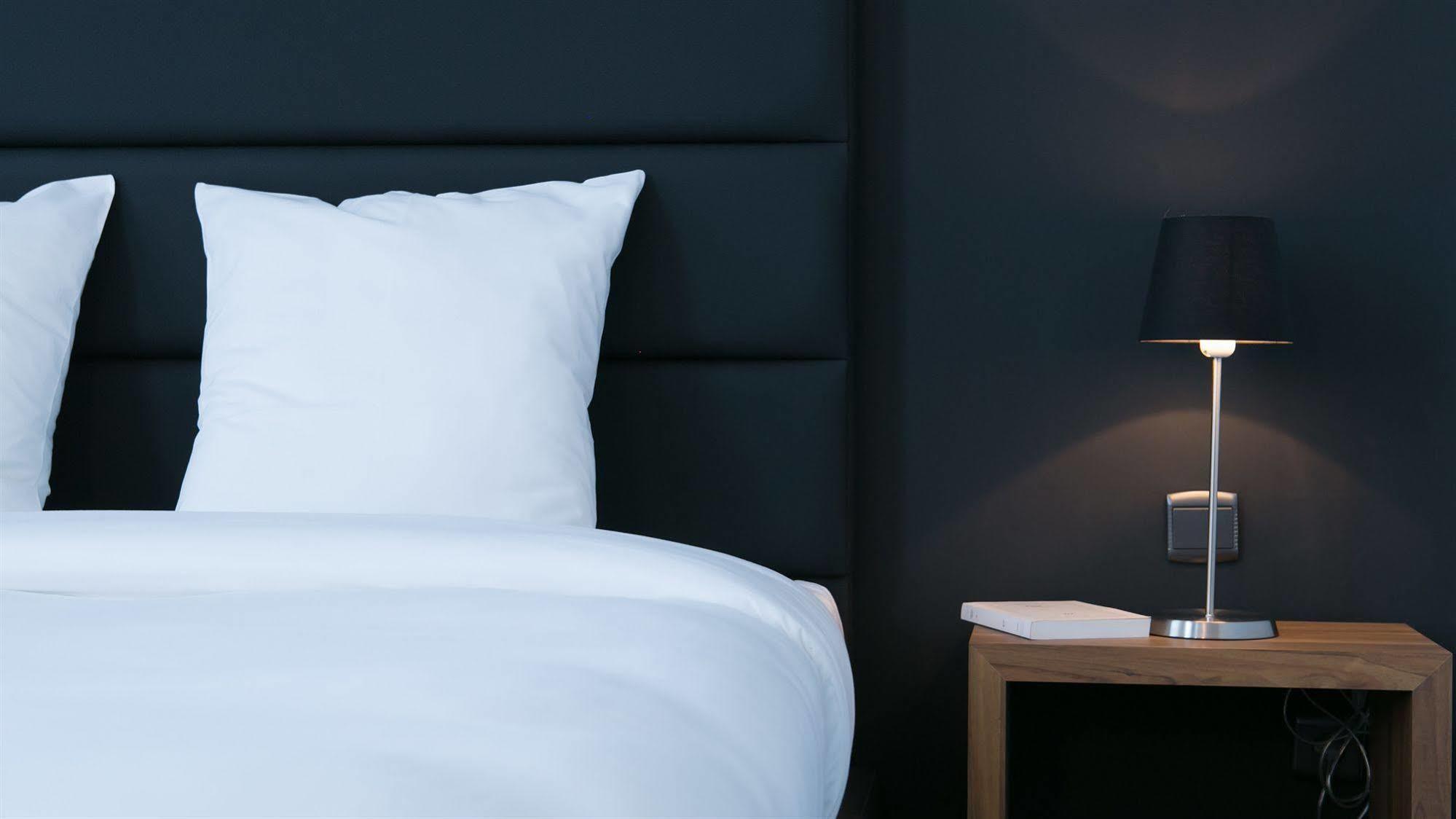 Hotel St James Монс Екстериор снимка