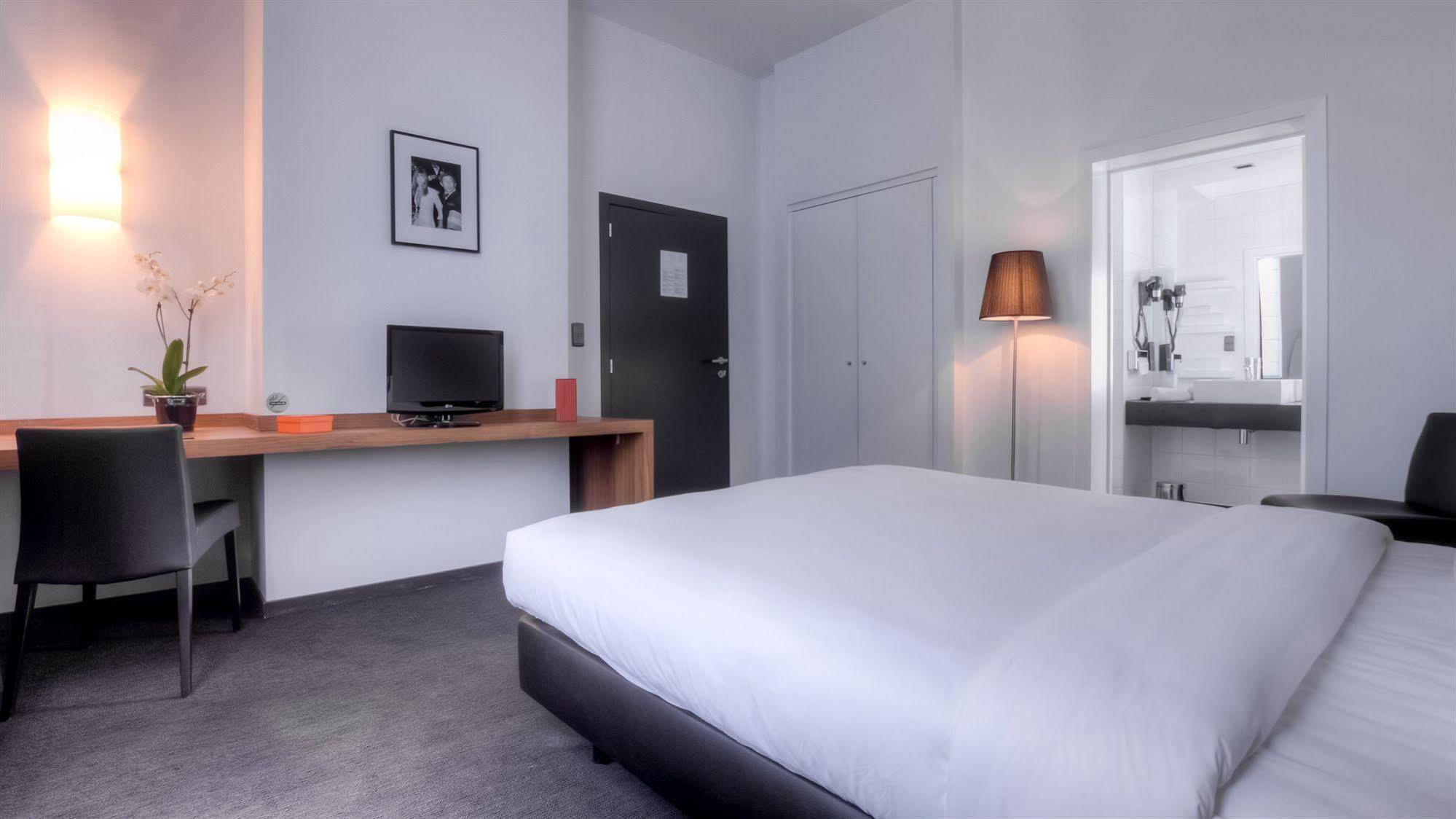 Hotel St James Монс Екстериор снимка