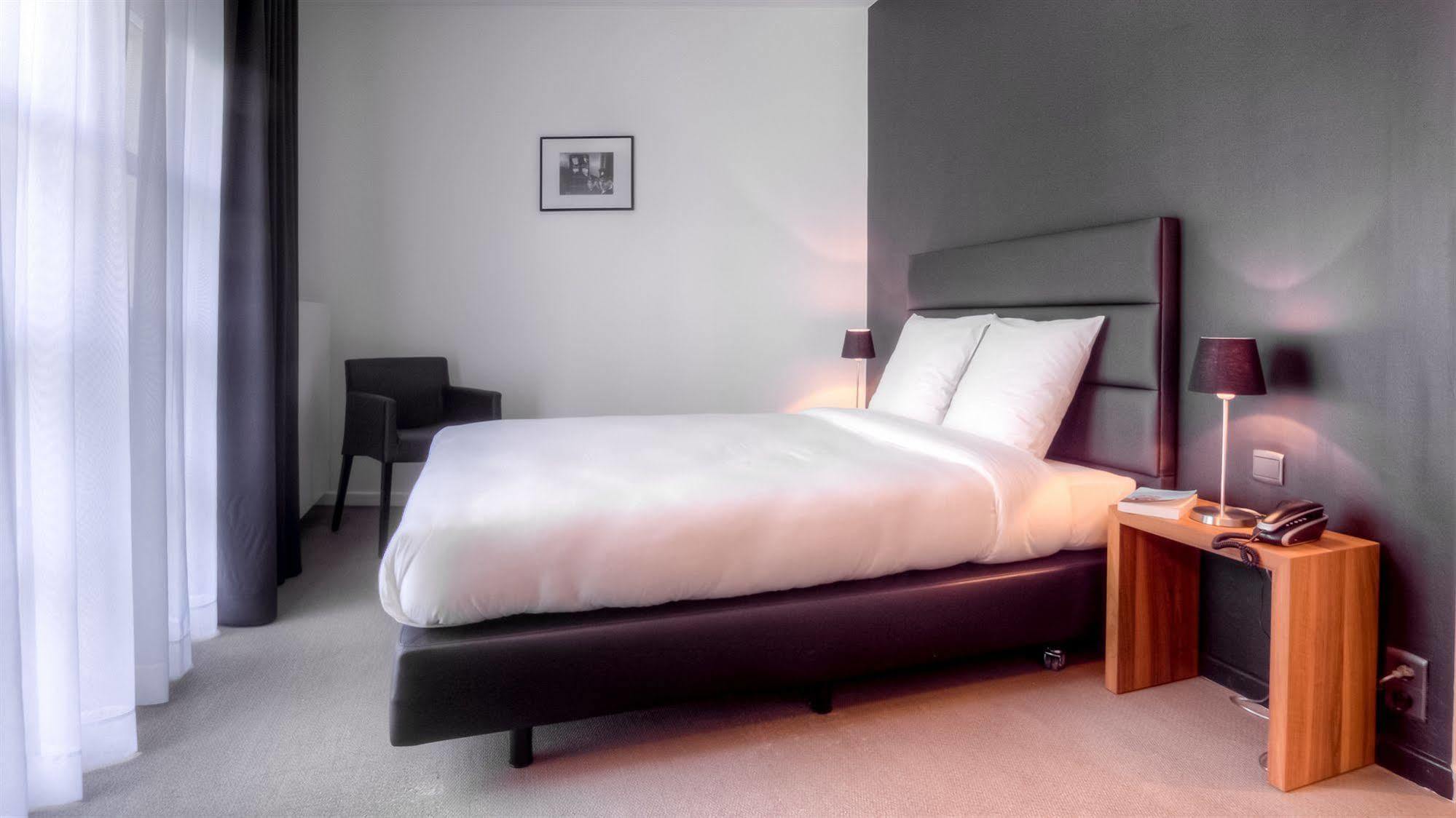 Hotel St James Монс Екстериор снимка